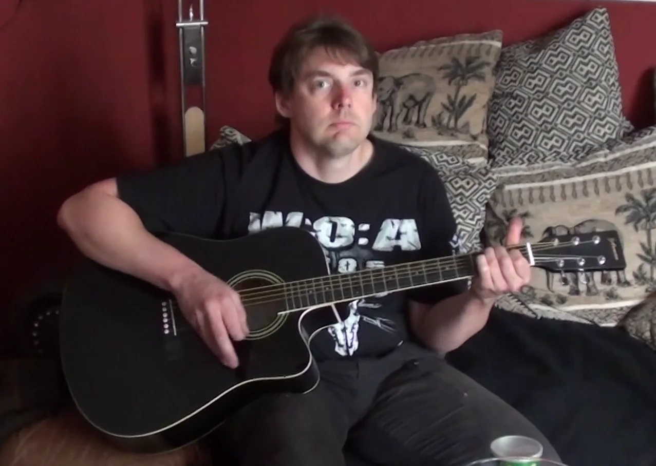 Ralf spielt Gitarre und Trompete