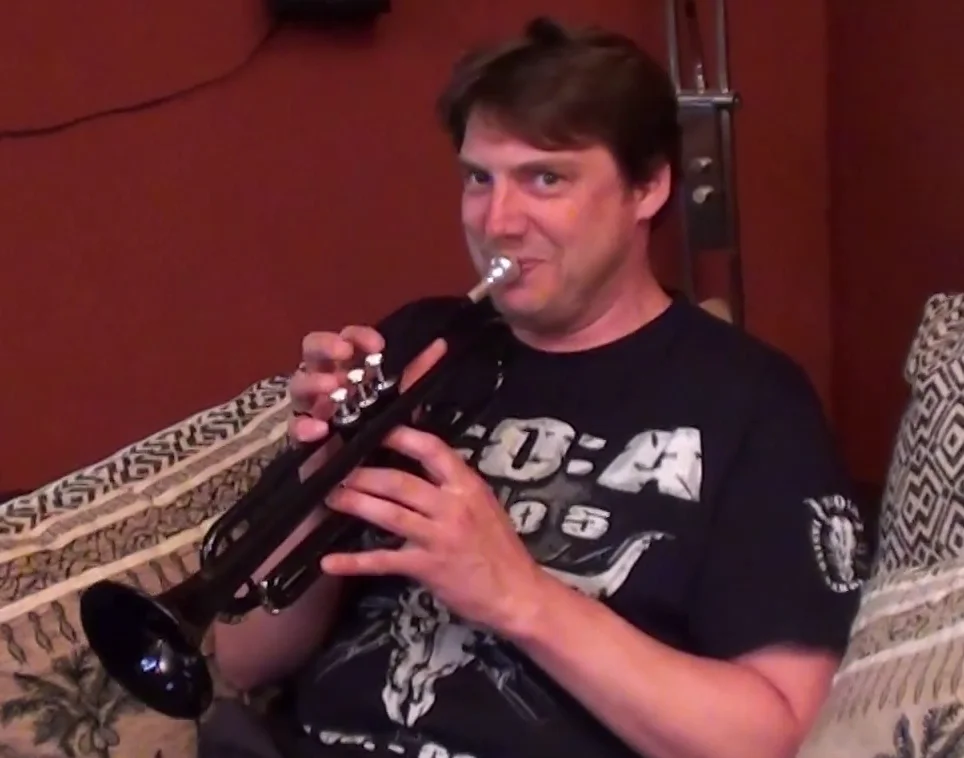 Ralf spielt Gitarre und Trompete